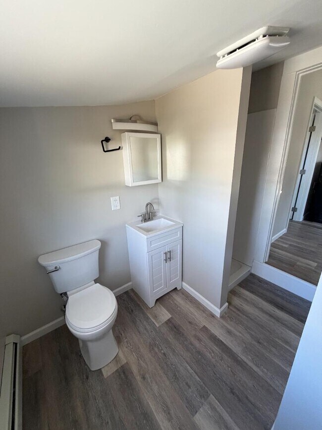 Building Photo - 27 Esmond St