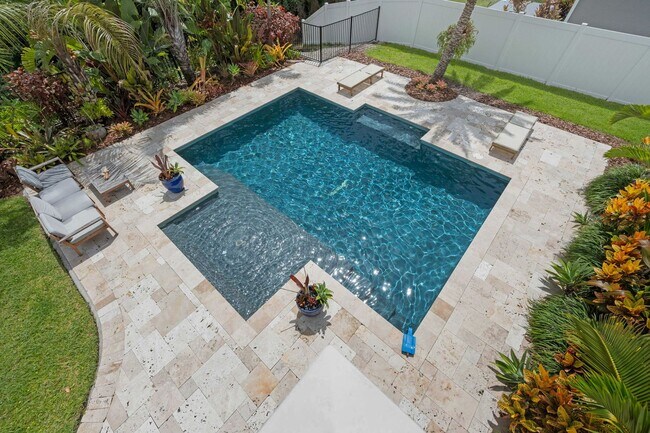 Building Photo - Gorgeous 4 bedroom/3.5 bath estate home fo...