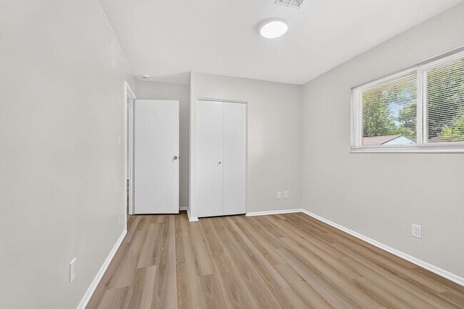 Building Photo - 5168 Mapleridge Dr