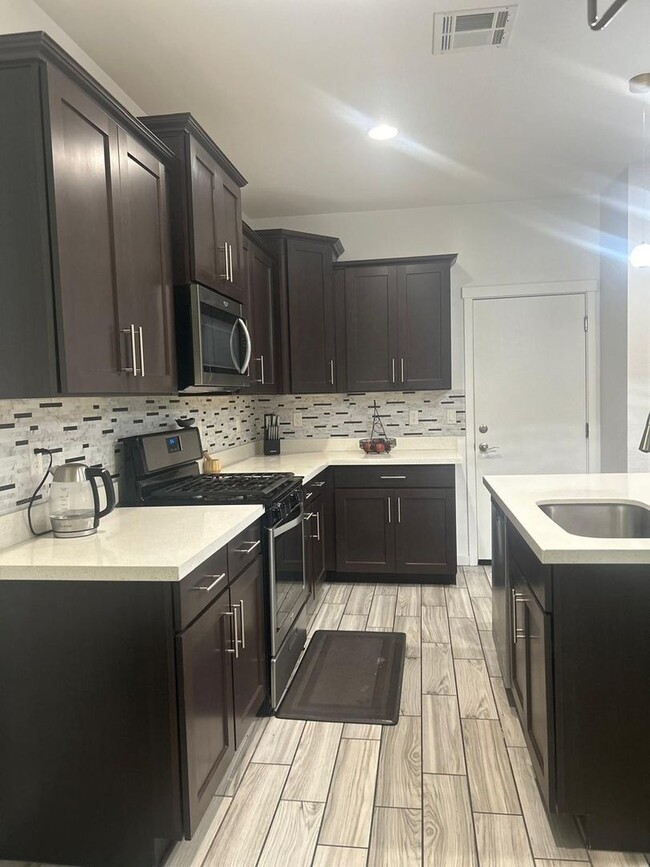 Building Photo - Charming 4BR House in Glendale