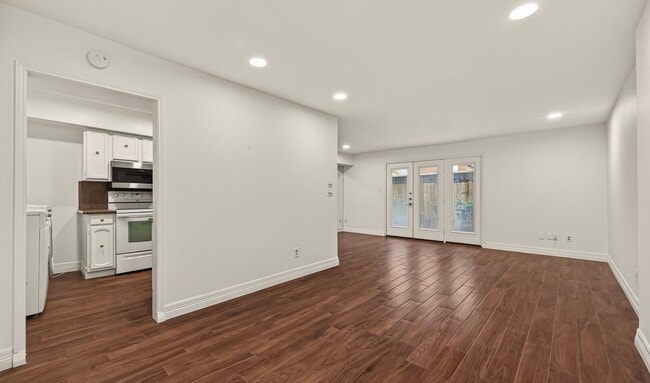 Building Photo - 482 N Post Oak Ln