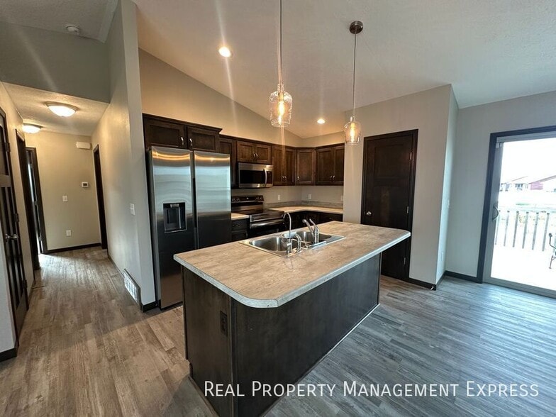 Building Photo - $500 OFF First Month's Rent! 4 Bed 3 Bath ...