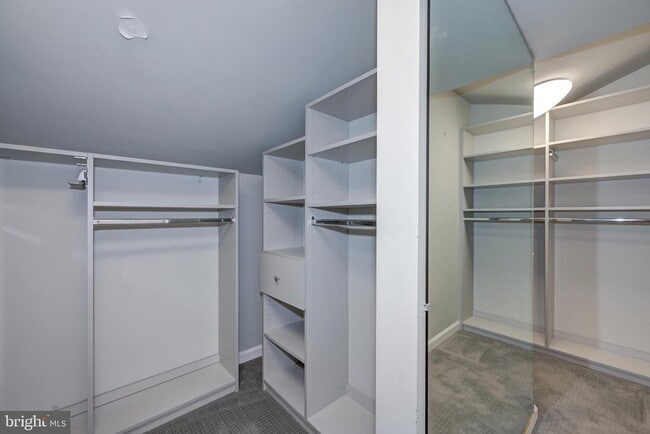 Building Photo - 1717 Country Club Dr