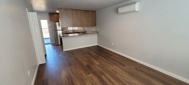 Building Photo - Spacious & Cozy Townhome for Rent