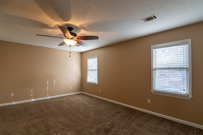Building Photo - 4135 Knollcrest Cir N