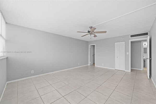 Building Photo - 100 Golden Isles Dr