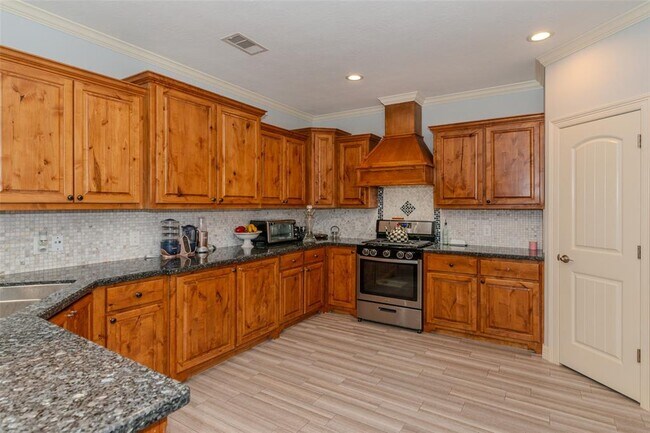 Building Photo - 8195 Quail Hollow Dr