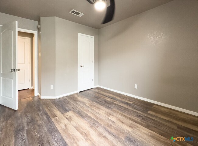Building Photo - 308 Oak Ridge Dr