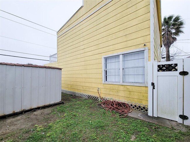 Building Photo - 5703 Fraser Ave