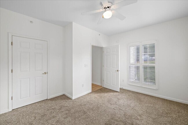 Building Photo - Spacious Condo in Knollwood – Pool, Gym an...