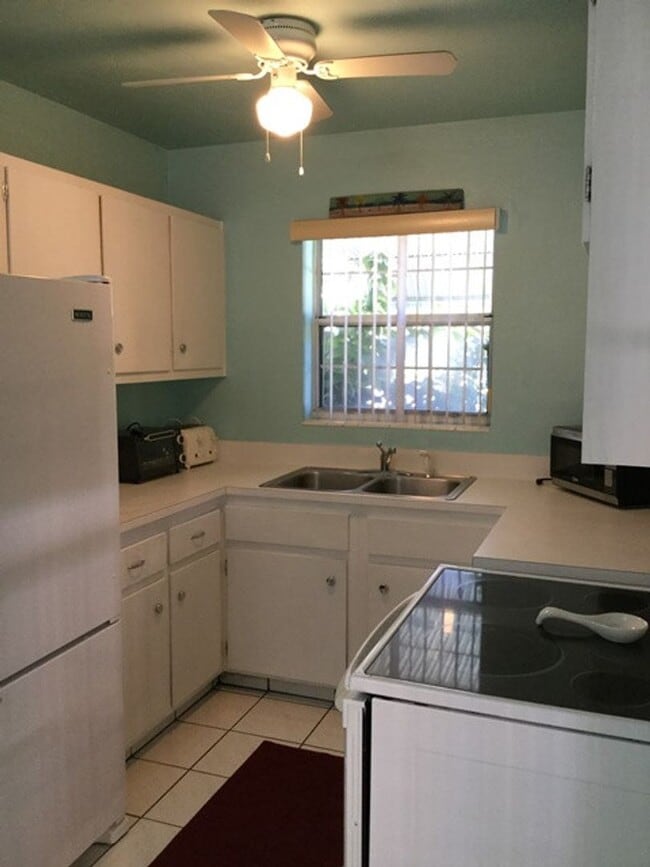 Building Photo - Single Family Home with Private Pool - 2 Bedroom plus bonus room!