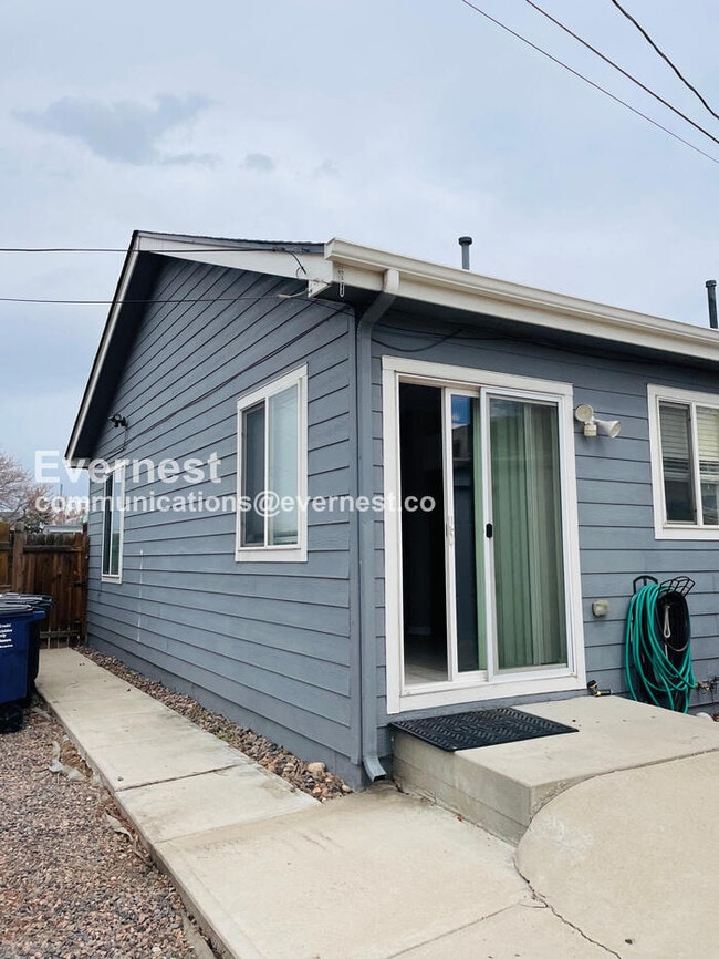 Building Photo - 2107 S Acoma St