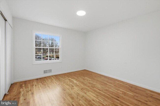 Building Photo - 8141 Kingsway Ct