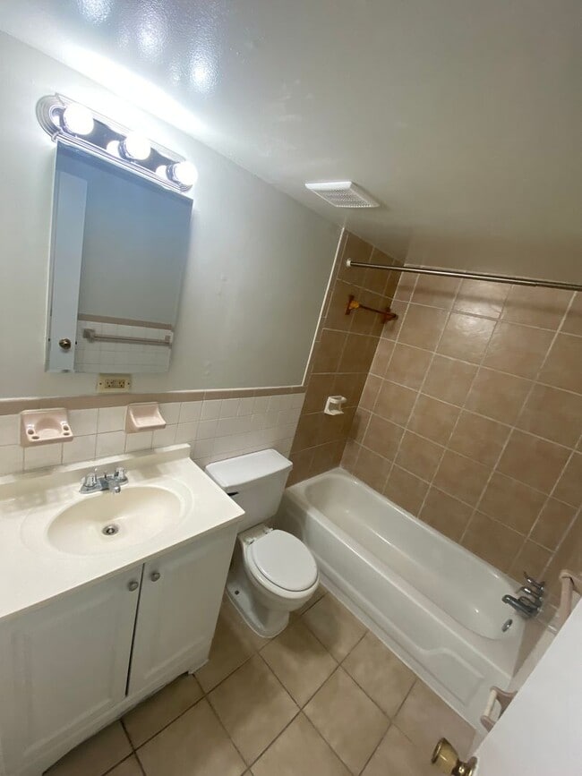 Building Photo - 1 bedroom-  NEW PAINT youtube video https:...