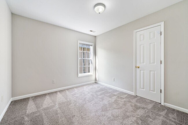 Building Photo - Great 4 bedroom home in South Durham right off S. Roxboro:  Available August 10th