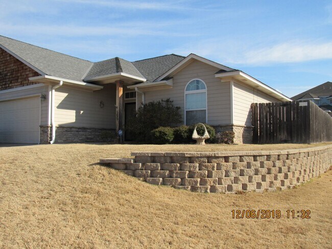 Building Photo - Fantastic Condo located close to Ft. Sill, Shopping and Restaurants Handicap Accessible! No Pet H...