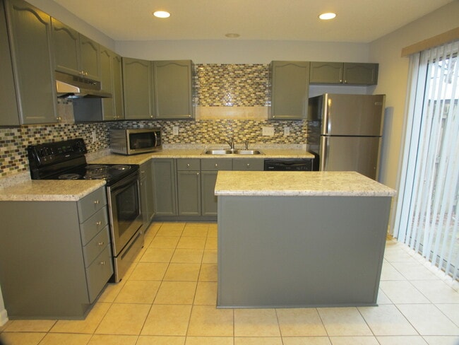 Building Photo - Pristine 2 bedroom, 2.5 bath Townhome located in the Roxborough Community!