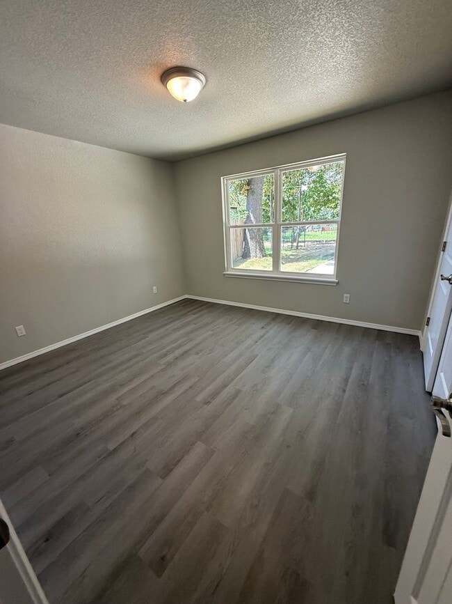Building Photo - 2109 Birnie Ave