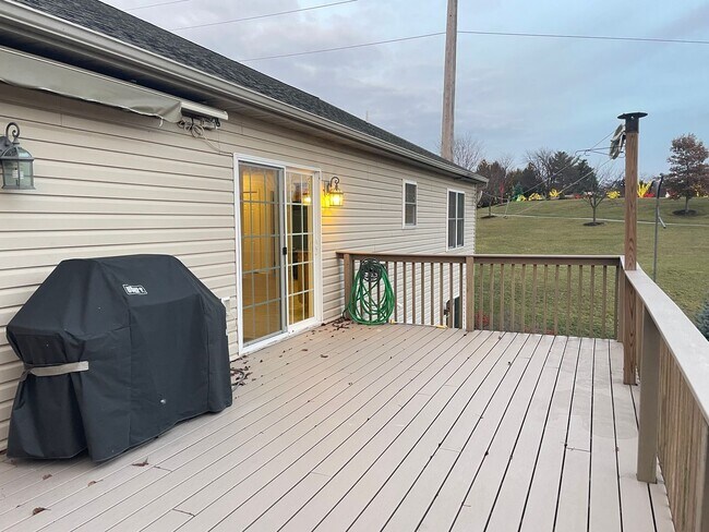 Building Photo - Beautiful 3 bedroom 2 bathroom Rancher in Great Manheim Location!