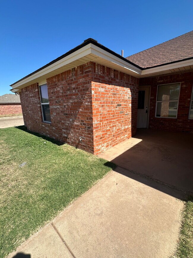 Building Photo - Duplex with easy access to the loop