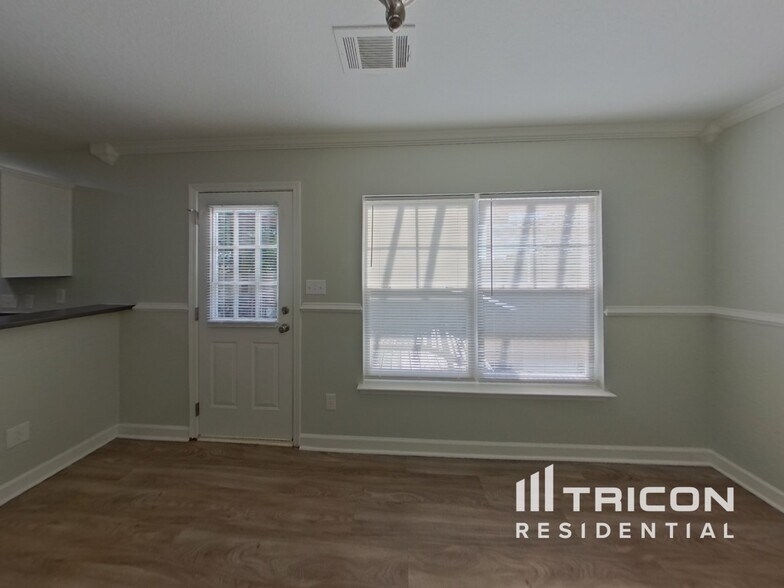 Building Photo - 807 Sinclair Dr