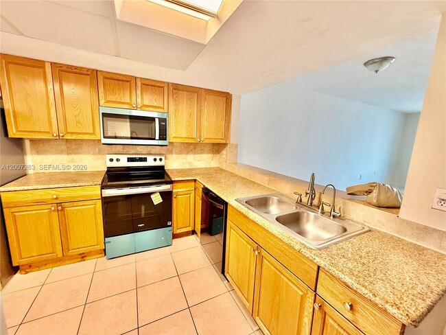 Building Photo - 1591 NE Miami Gardens Dr