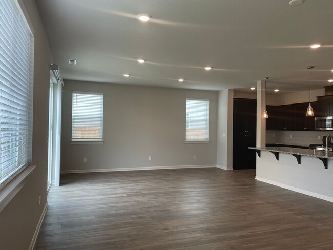 Building Photo - 4 Bed 2.5 Bath Home! Located near the Ridgefield Outdoor Recreation Center, equestrian facilities...