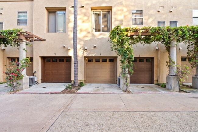 Building Photo - Beautiful 3 BD/2.5 BA, 2 Car Garage, Townh...