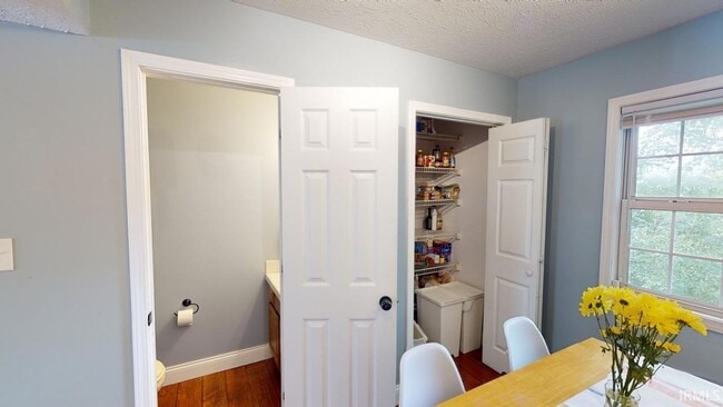 Building Photo - 733 E Sherwood Hills Dr