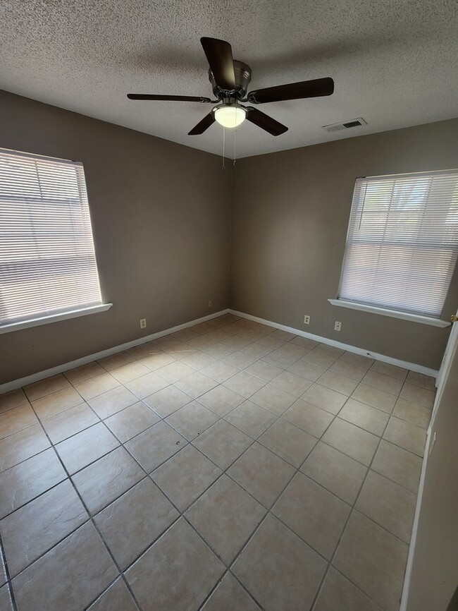 Building Photo - 3 bed 2 bath 2 story townhome, 1 carport