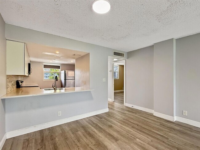 Building Photo - 114 Royal Pk Dr