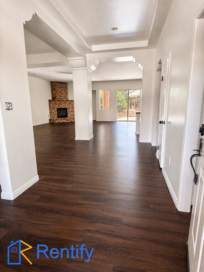 Building Photo - 4 bed, 2.5 bath home in NW Bakersfield - Gardener included