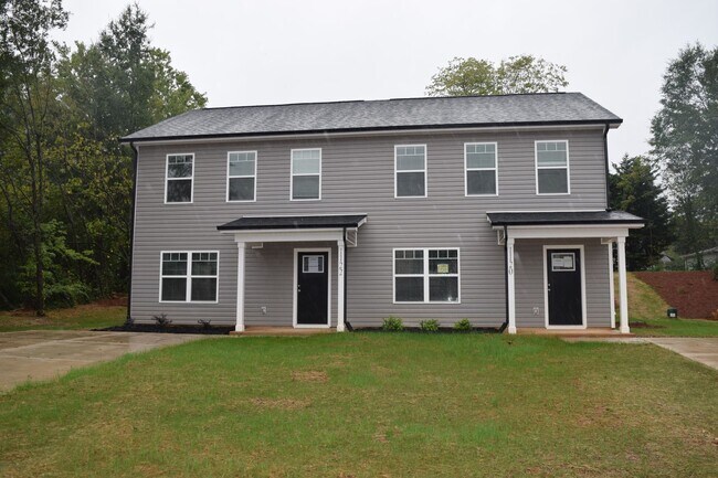 Building Photo - Prime Location! 3BR Townhome with 2.5 Baths