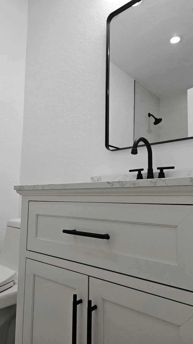 Building Photo - 2601 S Broadmoor Dr