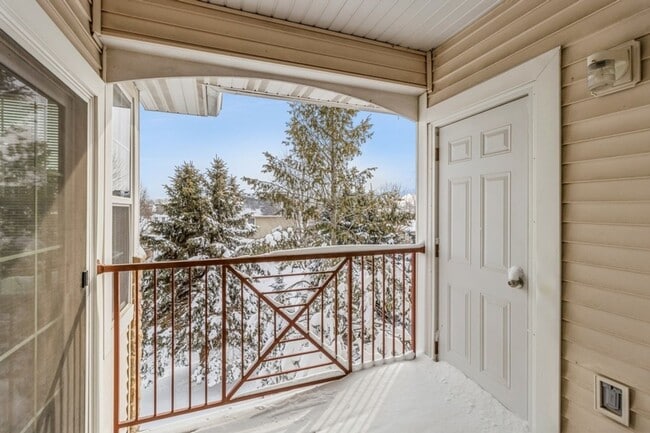 Building Photo - LEASING SPECIAL - 2 Bedroom, 2 Bathroom Condo in Waukee