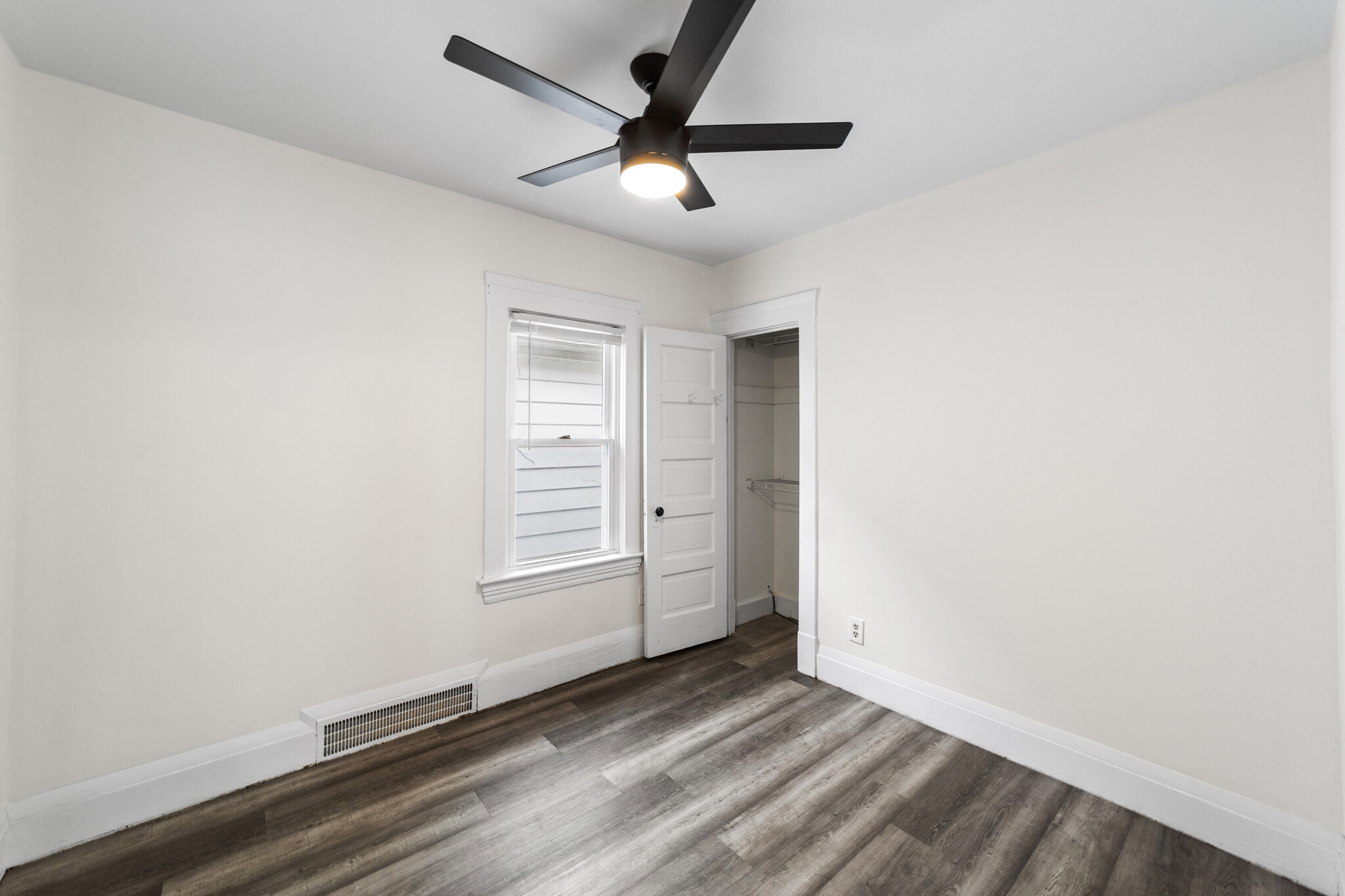 Building Photo - 1352 W 58th St