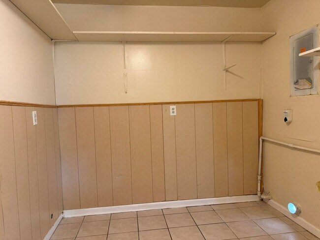 Building Photo - 225 Meadow Ln