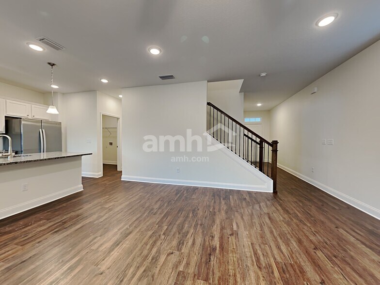 Building Photo - 203 Banyan Frst Dr