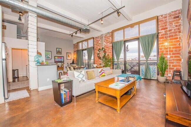 Primary Photo - 915 N San Jacinto St