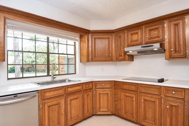 Building Photo - 15803 Lakedale Dr