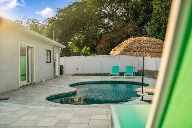 Building Photo - 6660 Date Palm Ave S