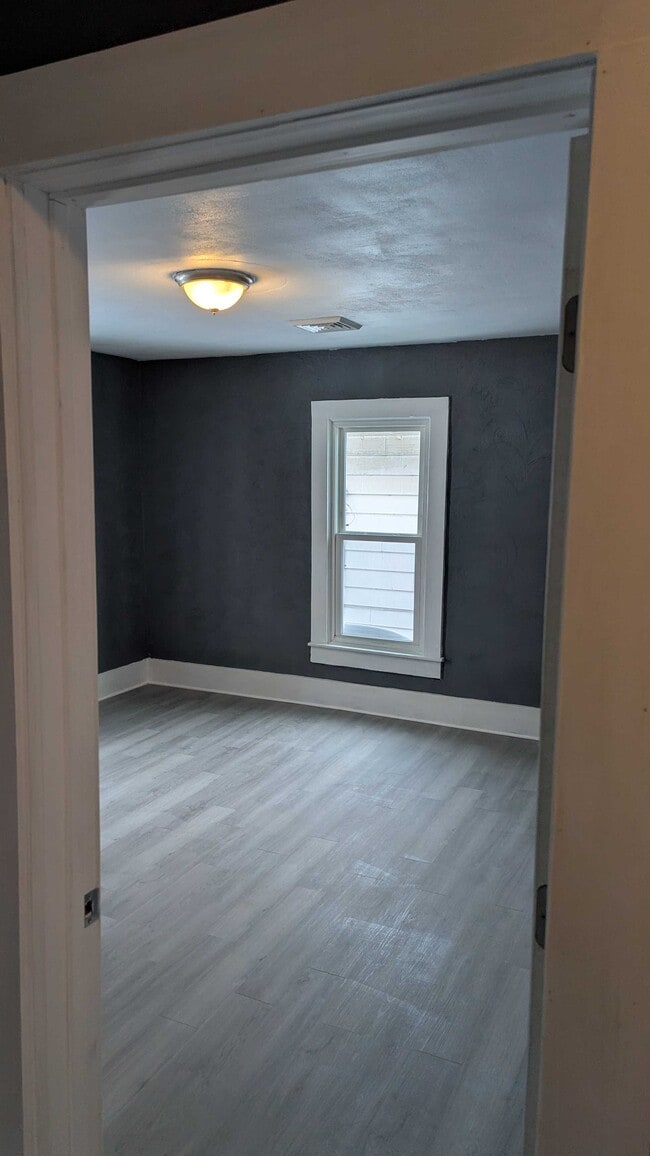 Building Photo - 812 E 3rd St