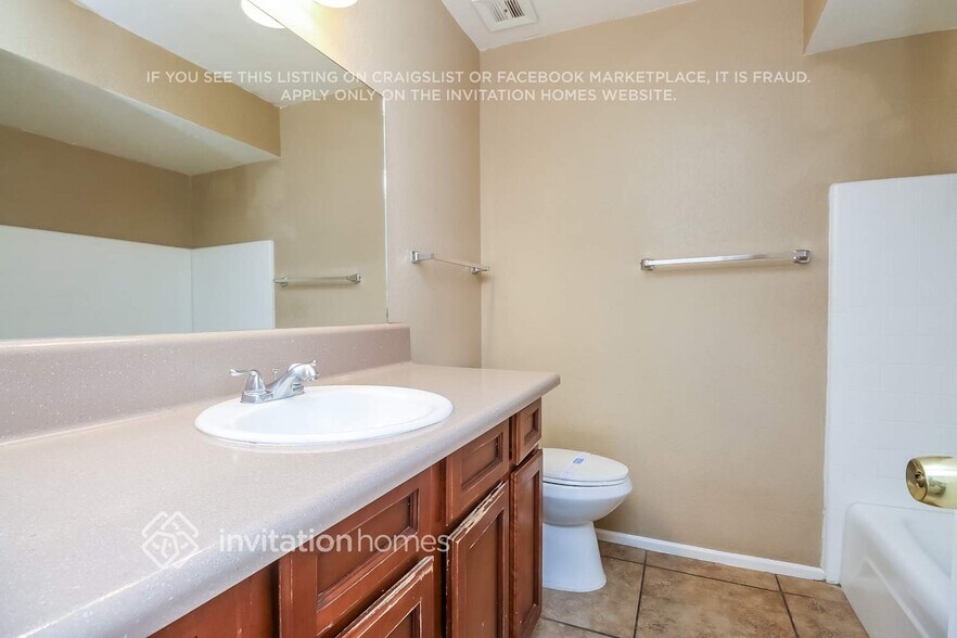 Building Photo - 2463 E Fairbrook St
