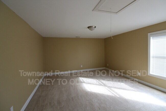 Building Photo - 2210 Westdale Dr