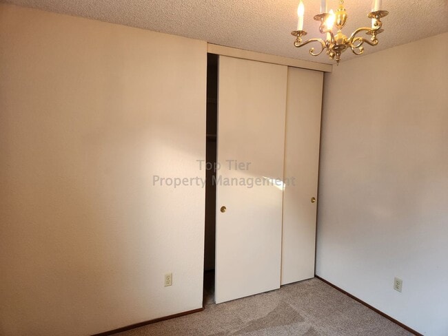 Building Photo - Spacious 4 Bed/2 Bath /1,970 square foot h...