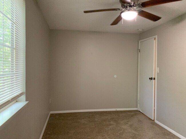 Building Photo - Renovated Raleigh Townhome Conveniently Lo...