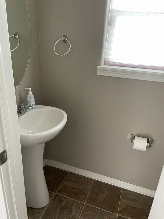 Building Photo - BEAUTIFUL 3BD HOME with A/C in TRAILS at F...