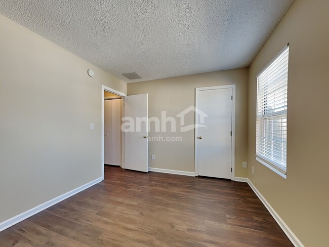 Building Photo - 136 N Honey Springs Ave