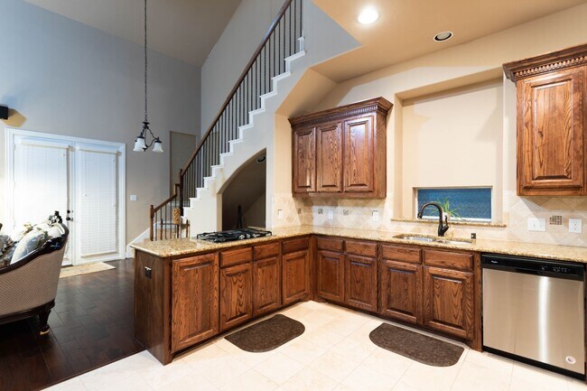 Building Photo - Very beautiful 5 bedroom, 4.1 bathroom hou...