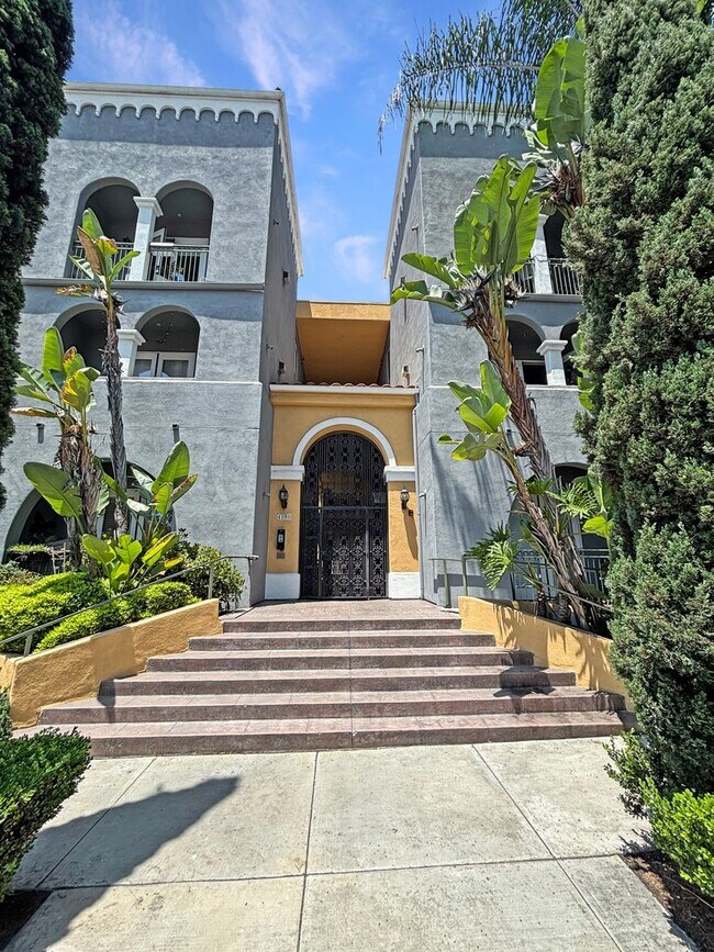 Building Photo - Updated 2B/2BA Condo in Hillcrest W/ Parki...